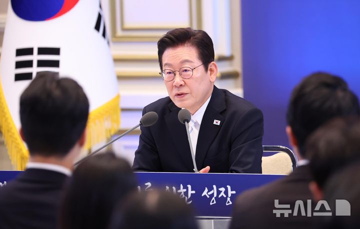 [서울=뉴시스] 고범준 기자 = 이재명 대통령이 11일 청와대 영빈관에서 열린 취임 100일 기자회견 '회복을 위한 100일, 미래를 위한 성장'에서 취재진 질문에 답하고 있다. (대통령실통신사진기자단) 2025.09.11. bjko@newsis.com