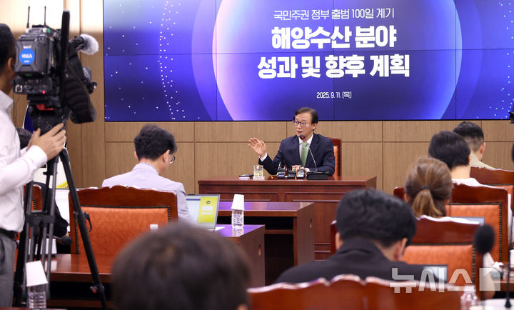 [세종=뉴시스] 강종민 기자 = 전재수 해양수산부 장관이 11일 세종시 정부세종청사에서 열린 출입기자 간담회에서 질문에 답하고 있다. 2025.09.11. ppkjm@newsis.com