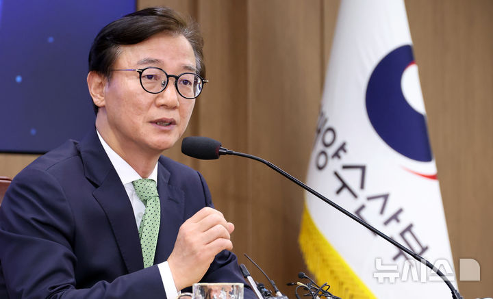 [세종=뉴시스] 강종민 기자 = 전재수 해양수산부 장관이 11일 세종시 정부세종청사에서 열린 출입기자 간담회에서 질문에 답하고 있다. 2025.09.11. ppkjm@newsis.com