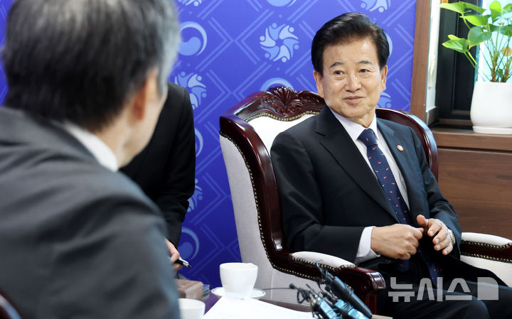 [서울=뉴시스] 추상철 기자 = 정동영 통일부 장관이 11일 오전 서울 종로구 정부서울청사에서 미즈시마 코이치 주한일본대사를 접견하고 있다. 2025.09.11. scchoo@newsis.com