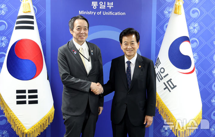 [서울=뉴시스] 추상철 기자 = 정동영 통일부 장관이 11일 오전 서울 종로구 정부서울청사에서 미즈시마 코이치 주한일본대사와 접견하며 기념촬영을 하고 있다. 2025.09.11. scchoo@newsis.com