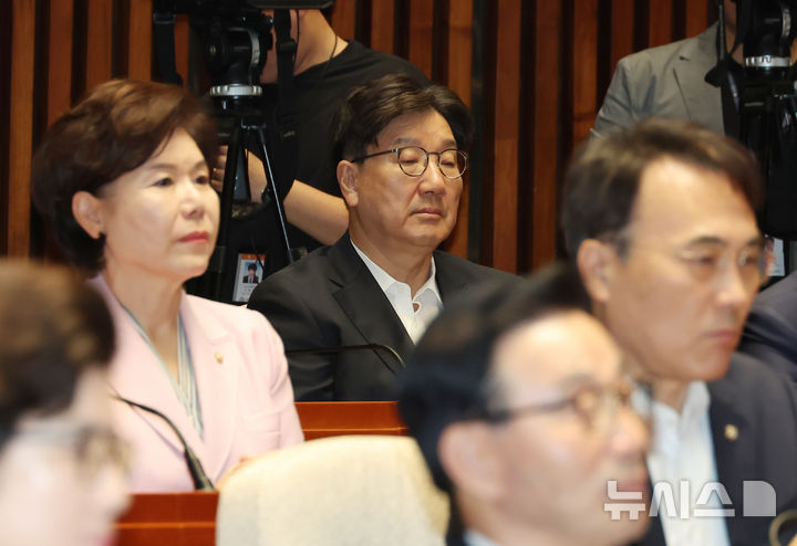 [서울=뉴시스] 고승민 기자 = 체포동의안이 국회 본회의에 상정된 권성동 국민의힘 의원이 11일 서울 여의도 국회에서 열린 의원총회에 참석하고 있다. 2025.09.11. kkssmm99@newsis.com