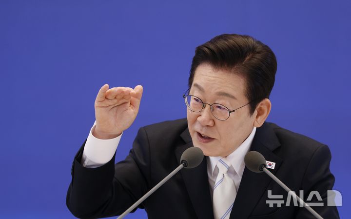 [서울=뉴시스] 최동준 기자 = 이재명 대통령이 11일 청와대 영빈관에서 열린 취임 100일 기자회견 '회복을 위한 100일, 미래를 위한 성장'에서 주가 상승과 관련한 발언을 하고 있다. 2025.09.11. photocdj@newsis.com