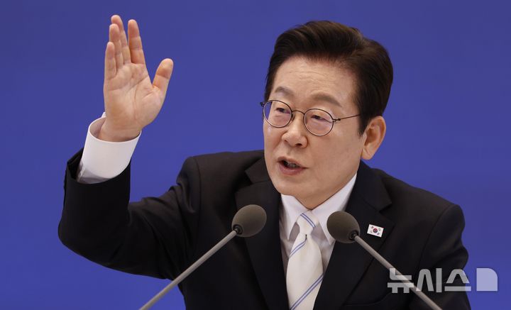 [서울=뉴시스] 최동준 기자 = 이재명 대통령이 11일 청와대 영빈관에서 열린 취임 100일 기자회견 '회복을 위한 100일, 미래를 위한 성장'에서 주가 상승과 관련한 발언을 하고 있다. 2025.09.11. photocdj@newsis.com