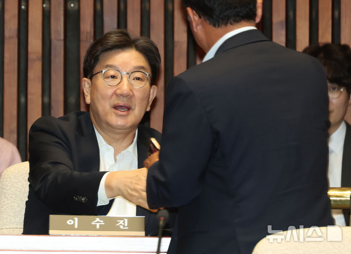 [서울=뉴시스] 고승민 기자 = 체포동의안이 국회 본회의에 상정된 권성동 국민의힘 의원이 11일 서울 여의도 국회에서 열린 의원총회에 참석, 동료 의원과 인사하고 있다. 2025.09.11. kkssmm99@newsis.com