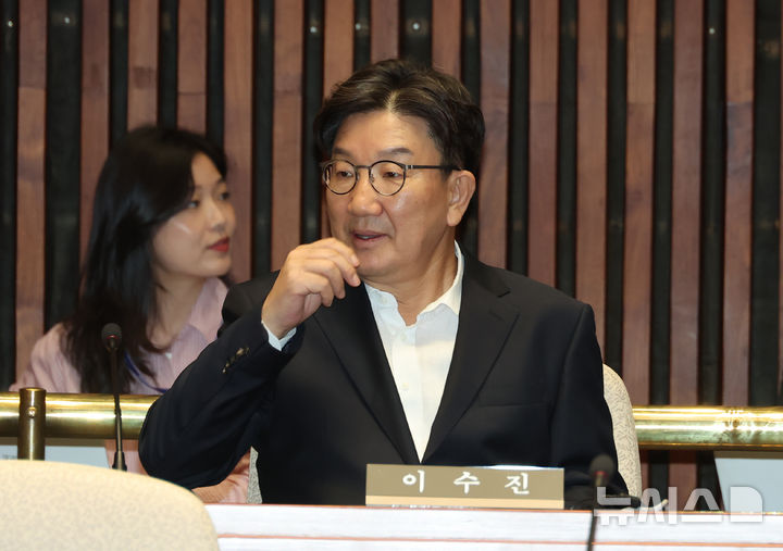 [서울=뉴시스] 고승민 기자 = 체포동의안이 국회 본회의에 상정된 권성동 국민의힘 의원이 11일 서울 여의도 국회에서 열린 의원총회에 참석하고 있다. 2025.09.11. kkssmm99@newsis.com