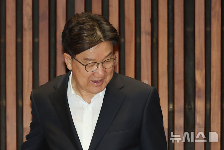 [서울=뉴시스] 고승민 기자 = 체포동의안이 국회 본회의에 상정된 권성동 국민의힘 의원이 11일 서울 여의도 국회에서 열린 의원총회에 참석하고 있다. 2025.09.11. kkssmm99@newsis.com