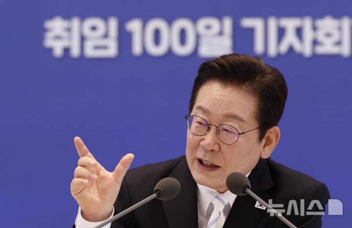 [서울=뉴시스] 최동준 기자 = 이재명 대통령이 11일 청와대 영빈관에서 열린 취임 100일 기자회견 '회복을 위한 100일, 미래를 위한 성장'에서 질문에 답변하고 있다. 2025.09.11. photocdj@newsis.com