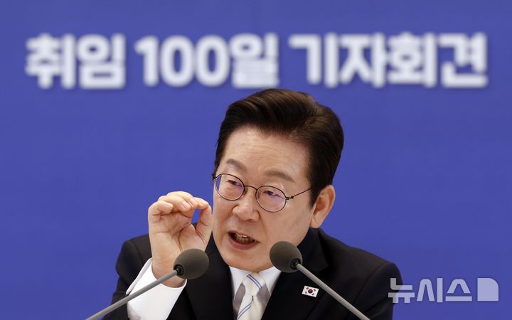 [서울=뉴시스] 최동준 기자 = 이재명 대통령이 11일 청와대 영빈관에서 열린 취임 100일 기자회견 '회복을 위한 100일, 미래를 위한 성장'에서 질문에 답변하고 있다. 2025.09.11. photocdj@newsis.com