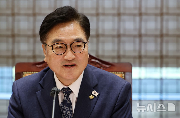 [서울=뉴시스] 김명년 기자 = 우원식 국회의장이 11일 오전 서울 여의도 국회 접견실에서 미국 전 하원의원 방한단과 만나 인사말하고 있다. 2025.09.11. kmn@newsis.com