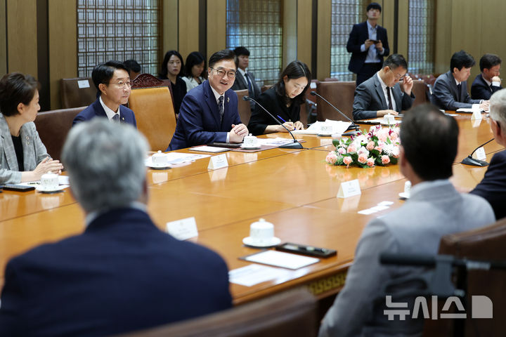 [서울=뉴시스] 김명년 기자 = 우원식 국회의장이 11일 오전 서울 여의도 국회 접견실에서 미국 전 하원의원 방한단과 만나 인사말하고 있다. 2025.09.11. kmn@newsis.com