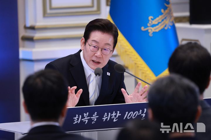 [서울=뉴시스] 고범준 기자 = 이재명 대통령이 11일 청와대 영빈관에서 열린 취임 100일 기자회견 '회복을 위한 100일, 미래를 위한 성장'에서 취재진 질문에 답변하고 있다. 2025.09.11. bjko@newsis.com