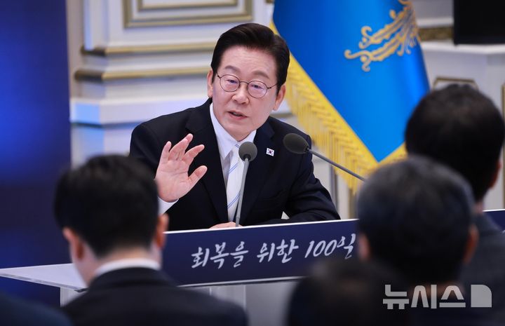 [서울=뉴시스] 고범준 기자 = 이재명 대통령이 11일 청와대 영빈관에서 열린 취임 100일 기자회견 '회복을 위한 100일, 미래를 위한 성장'에서 취재진 질문에 답변하고 있다. 2025.09.11. bjko@newsis.com