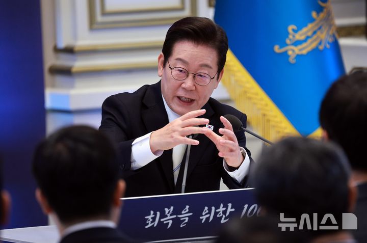 [서울=뉴시스] 고범준 기자 = 이재명 대통령이 11일 청와대 영빈관에서 열린 취임 100일 기자회견 '회복을 위한 100일, 미래를 위한 성장'에서 취재진 질문에 답변하고 있다. 2025.09.11. bjko@newsis.com