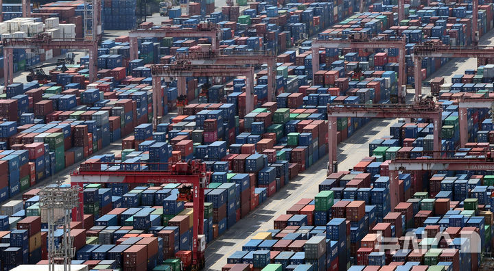  [부산=뉴시스] 하경민 기자 = 부산 남구 신선대 부두 야적장에 수출입 컨테이너가 쌓여 있다. 2025.09.11. yulnetphoto@newsis.com