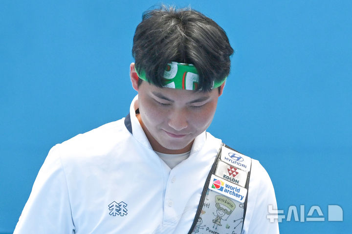 [광주=뉴시스] 이영주 기자 = 지난달 11일 오전 광주 동구 5·18민주광장에서 열린 광주2025현대세계양궁선수권대회 리커브 남성 개인전 16강, 대한민국 국가대표 이우석(코오롱)이 멕시코 국가대표 마티아스 그란데(Matias Grande)를 상대로 패배한 뒤 씁쓸한 표정을 짓고 있다. 2025.09.11. leeyj2578@newsis.com