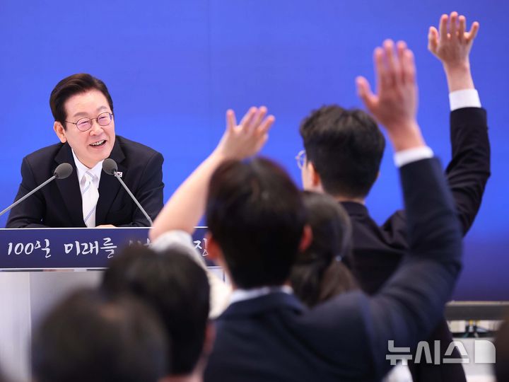 [서울=뉴시스] 고범준 기자 = 이재명 대통령이 11일 청와대 영빈관에서 열린 취임 100일 기자회견 '회복을 위한 100일, 미래를 위한 성장'에서 취재진 질문을 받고 있다. (대통령실통신사진기자단) 2025.09.11. bjko@newsis.com