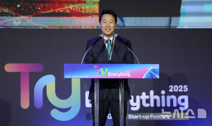 [서울=뉴시스] 김선웅 기자 = 오세훈 서울시장이 11일 서울 중구 DDP에서 열린 글로벌 스타트업 행사 Try everything 2025에서 개회사를 하고 있다. 2025.09.11. mangusta@newsis.com