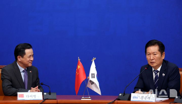 [서울=뉴시스] 조성봉 기자 = 정청래 더불어민주당 대표가 11일 오전 서울 여의도 국회에서 다이빙 주한 중국대사를 접견하며 인사말을 있다.2025.09.11. suncho21@newsis.com