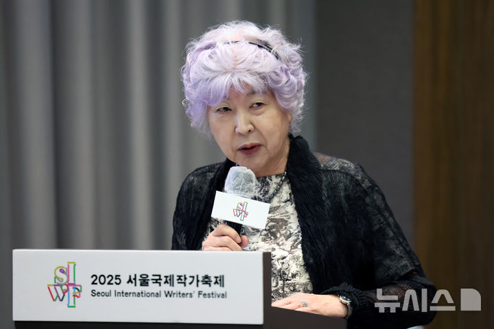 [서울=뉴시스] 박진희 기자 = 전수용 한국번역문학원 원장이 11일 서울 중구 프레이저 플레이스 남대문 호텔에서 '2025 서울국제작가축제' 기자간담회를 하고 있다. 한국번역문학원의 서울국제작가축제는 오는 12일부터 17일까지 서울 종로구 그라운드서울에서 '보 이 는 것 보 다 ( )' 를 주제로, 국내외 작가 19명이 함께하는 문학축제이다. 2025.09.11. pak7130@newsis.com