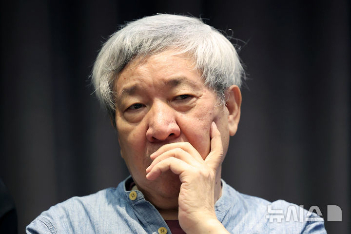 [서울=뉴시스] 박진희 기자 = 중국 옌롄커 작가가 11일 서울 중구 프레이저 플레이스 남대문 호텔에서 '2025 서울국제작가축제' 기자간담회를 하고 있다. 한국번역문학원의 서울국제작가축제는 오는 12일부터 17일까지 서울 종로구 그라운드서울에서 '보 이 는 것 보 다 ( )' 를 주제로, 국내외 작가 19명이 함께하는 문학축제이다. 2025.09.11. pak7130@newsis.com