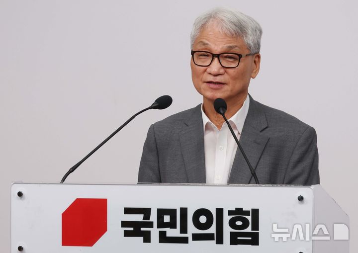 [서울=뉴시스] 조성봉 기자 = 여상원 국민의힘 중앙윤리위원회 위원장이 11일 서울 여의도 중앙당사에서 21대 '대선후보 교체 시도'로 회부된 권영세·이양수 의원을 징계 하지 않기로 한 윤리위 결정을 발표하고 있다. 2025.09.11. suncho21@newsis.com