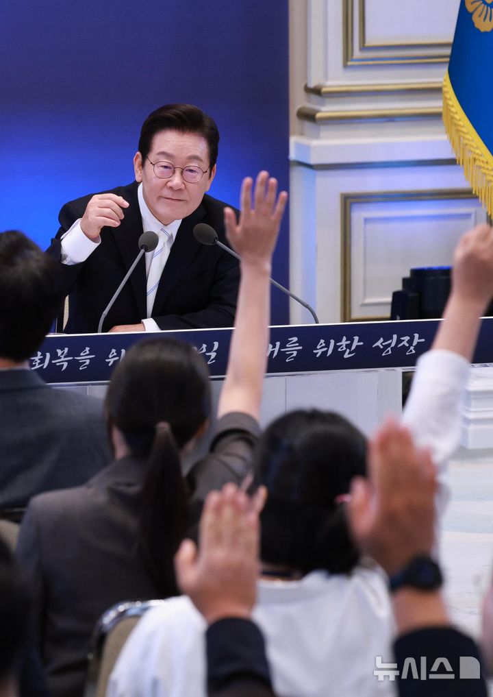 [서울=뉴시스] 고범준 기자 = 이재명 대통령이 11일 청와대 영빈관에서 열린 취임 100일 기자회견 '회복을 위한 100일, 미래를 위한 성장'에서 취재진 질문을 받고 있다. 2025.09.11. bjko@newsis.com