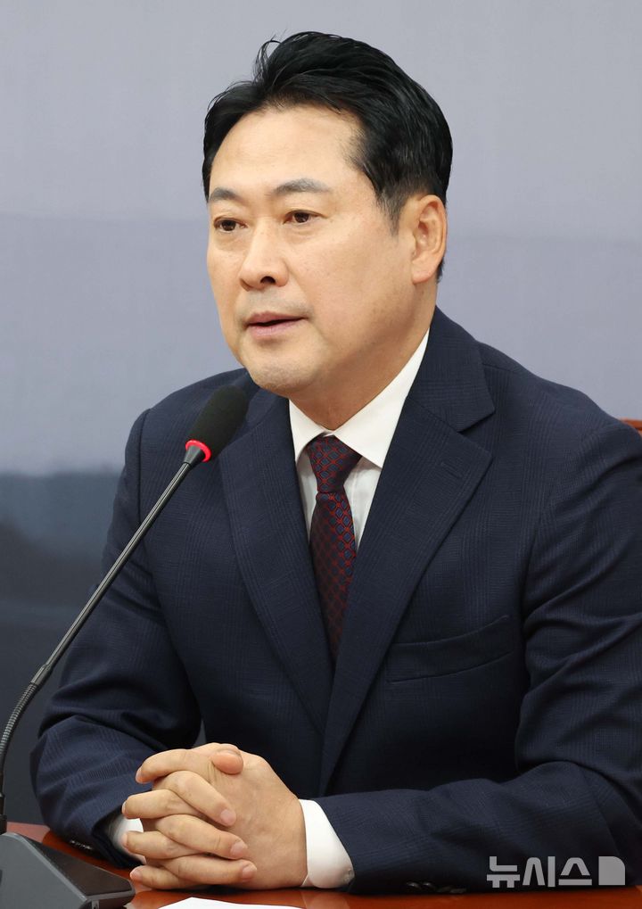 [서울=뉴시스] 조성봉 기자 = 장동혁 국민의힘 대표가 11일 서울 여의도 국회에서 이재명 대통령 취임 100일 기자회견에 대한 입장 발표를 하고 있다. 2025.09.11. suncho21@newsis.com