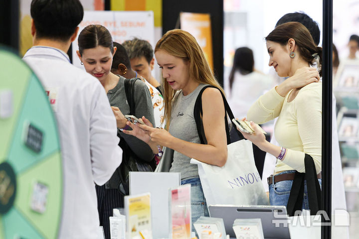 [고양=뉴시스] 권창회 기자 = 11일 경기 고양시 킨텍스에서 열린 2025 K-뷰티엑스포 코리아에서 외국인 관람객들이 뷰티용품들을 살펴보고 있다. 2025.09.11. kch0523@newsis.com