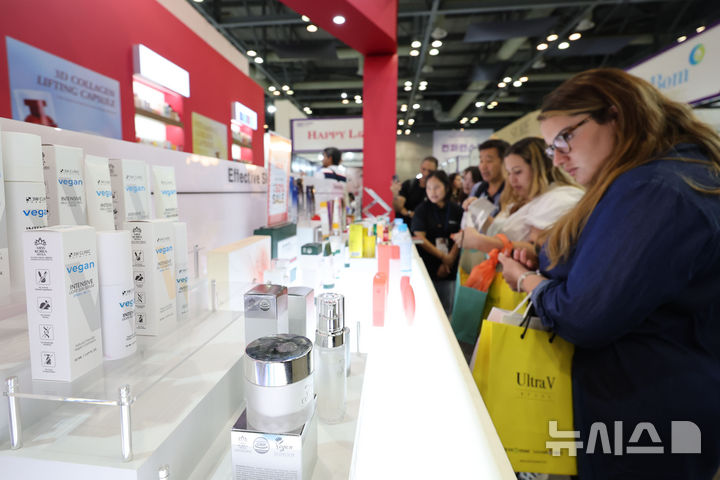 [고양=뉴시스] 권창회 기자 = 지난 9월 11일 경기 고양시 킨텍스에서 열린 2025 K-뷰티엑스포 코리아에서 외국인 관람객들이 뷰티용품들을 살펴보고 있다. 2025.09.11. kch0523@newsis.com