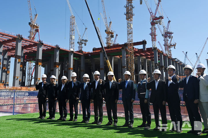 [용인=뉴시스] 청사사진기자단 = 김민석 국무총리가 11일 오전 경기 용인시 처인구 반도체 클러스터 공사현장에서 곽노정 SK하이닉스 CEO 등 관계자들과 기념촬영을 하고 있다. 2025.09.11 photo.newsis.com