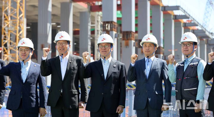 [용인=뉴시스] 청사사진기자단 = 김민석 국무총리가 11일 오전 경기 용인시 처인구 반도체 클러스터 공사현장에서 곽노정 SK하이닉스 CEO 등 관계자들과 기념촬영을 하고 있다. 2025.09.11 photo.newsis.com