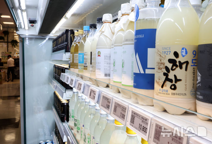 [서울=뉴시스] 배훈식 기자 = 사진은 지난해 9월11일 오후 서울시내 한 마트에 다양한 막걸리 제품이 진열돼 있는 모습. 2025.09.11. dahora83@newsis.com