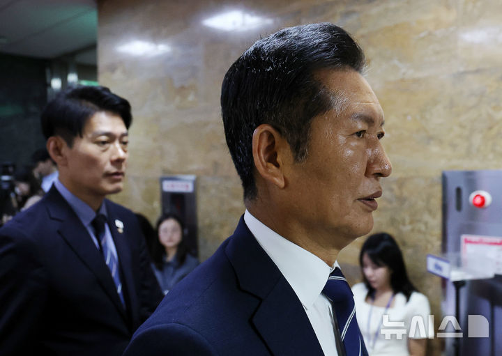 [서울=뉴시스] 김명년 기자 = 정청래 더불어민주당 대표가 11일 오후 서울 여의도 국회에서 의원총회 참석을 위해 이동하고 있다. 2025.09.11. kmn@newsis.com