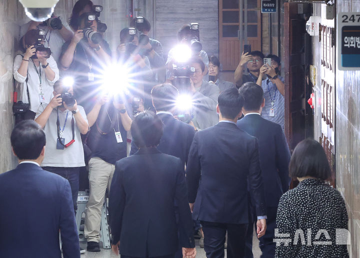 [서울=뉴시스] 김명년 기자 = 정청래 더불어민주당 대표 등 지도부가 11일 오후 서울 여의도 국회에서 의원총회 참석을 위해 이동하고 있다. 2025.09.11. kmn@newsis.com