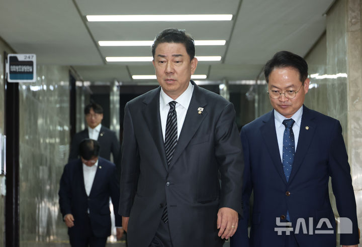 [서울=뉴시스] 고승민 기자 = 더불어민주당 김병기 원내대표와 허영 의원이 11일 서울 여의도 국회에서 열린 비공개 정책의원총회에 참석하고 있다. 2025.09.11. kkssmm99@newsis.com
