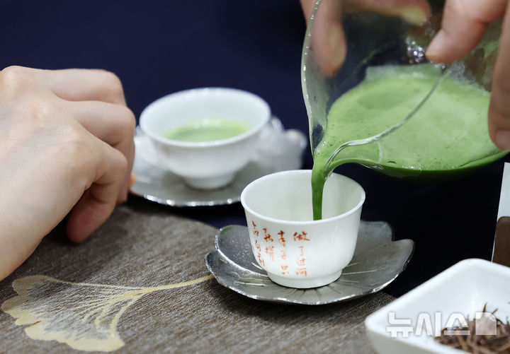 [서울=뉴시스] 조성우 기자 = 11일 오후 서울 강남구 코엑스에서 열린 명원 세계 차 박람회를 찾은 관람객이 말차를 시음하고 있다. 2025.09.11. xconfind@newsis.com