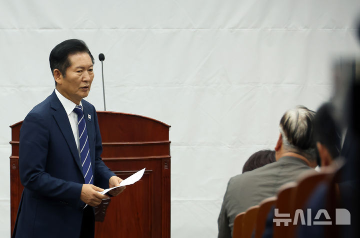 [서울=뉴시스] 고승민 기자 = 더불어민주당 정청래 대표 등 의원들이 11일 서울 여의도 국회에서 열린 비공개 정책의원총회에서 시작 전 분주한 모습을 보이고 있다. 2025.09.11. kkssmm99@newsis.com