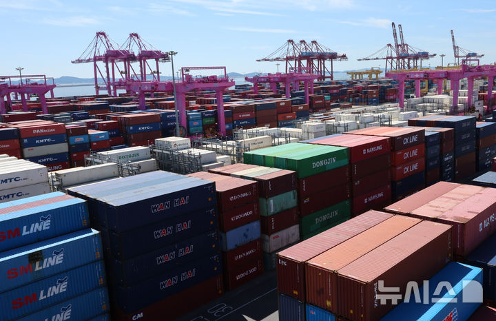 [인천=뉴시스] 전진환 기자 = 인천 연수구 인천신항 컨테이너 터미널에 컨테이너가 쌓여 있다. 2025.09.11. amin2@newsis.com