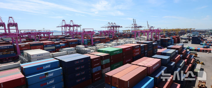 [인천=뉴시스] 전진환 기자 = 인천 연수구 인천신항 컨테이너 터미널에 컨테이너가 쌓여 있다. 2025.09.11. amin2@newsis.com