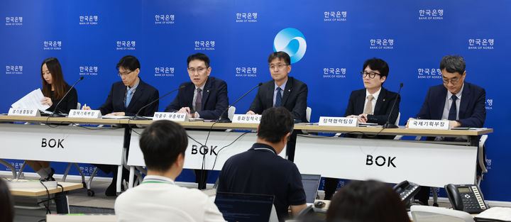 [서울=뉴시스] 박종우 한국은행 부총재보가 11일 서울 중구 한국은행에서 열린 통화신용정책보고서(2025년 9월) 기자설명회에서 발언하고 있다. 왼쪽부터 이지은 경기동향팀장, 박영환 정책기획부장, 박 부총재보, 최창호 통화정책국장, 박충원 정책협력팀장, 유재현 국제기획부장. (사진=한국은행 제공) 2025.09.11. photo@newsis.com *재판매 및 DB 금지
