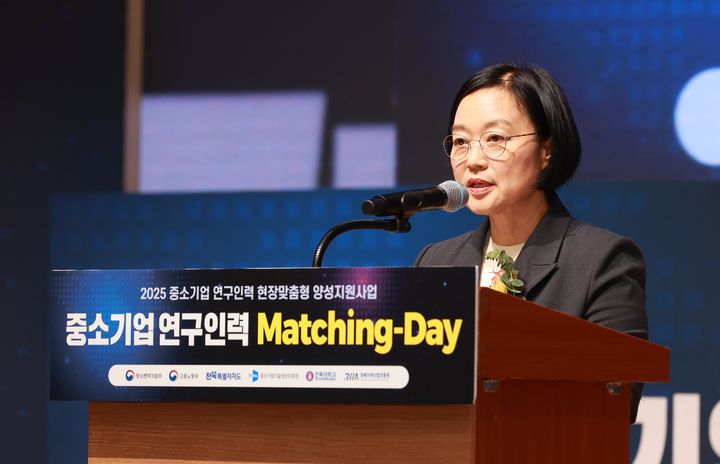 [서울=뉴시스] 한성숙 중소벤처기업부 장관이 지난해 9월 11일 전북 전주 전북대학교에서 열린 '중소기업 연구인력 매칭데이'에 참석해 인사말을 하고 있다. (사진=중소벤처기업부 제공) 2026.02.03. photo@newsis.com *재판매 및 DB 금지