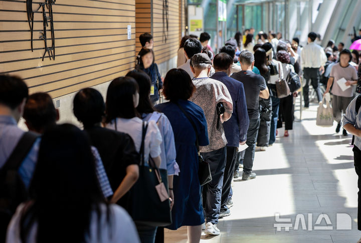[서울=뉴시스] 정병혁 기자 = 11일 서울 영등포구 FKI타워에서 열린 희망 업 취업박람회를 찾은 구직자들이 입장을 위해 줄 서있다. 2025.09.11. jhope@newsis.com