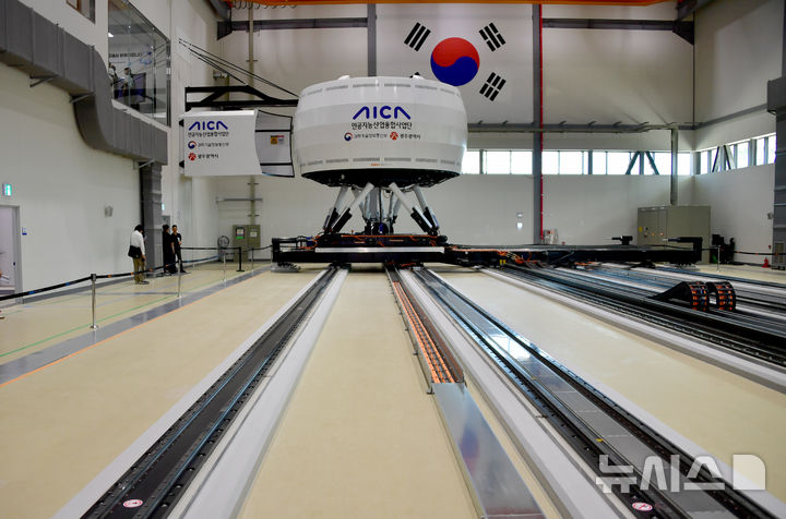 [광주=뉴시스] 류형근 기자 = 11일 오후 광주 북구 오룡동 광주인공지능집적단지에 설치된 드라이빙 시뮬레이터에서 미래차 자율주행 등 인공지능(AI) 기반 차량 실증이 진행되고 있다. 2025.09.11. hgryu77@newsis.com