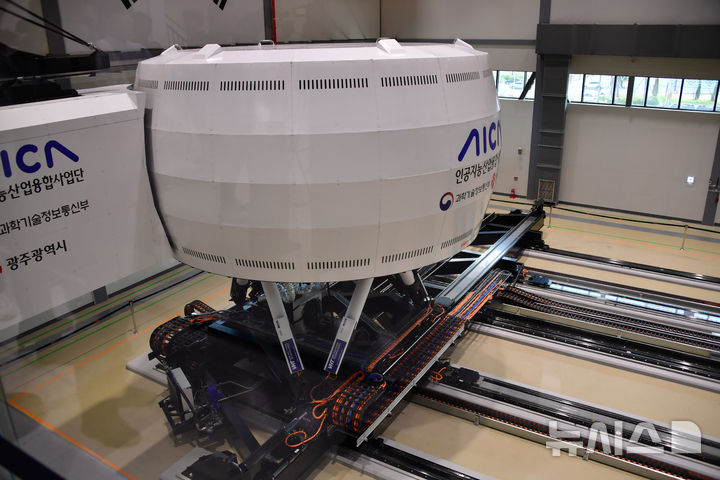 [광주=뉴시스] 류형근 기자 = 11일 오후 광주 북구 오룡동 광주인공지능집적단지에 설치된 드라이빙 시뮬레이터에서 미래차 자율주행 등 인공지능(AI) 기반 차량 실증이 진행되고 있다. 2025.09.11. hgryu77@newsis.com