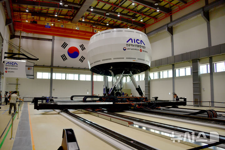 [광주=뉴시스] 류형근 기자 = 11일 오후 광주 북구 오룡동 광주인공지능집적단지에 설치된 드라이빙 시뮬레이터에서 미래차 자율주행 등 인공지능(AI) 기반 차량 실증이 진행되고 있다. 2025.09.11. hgryu77@newsis.com