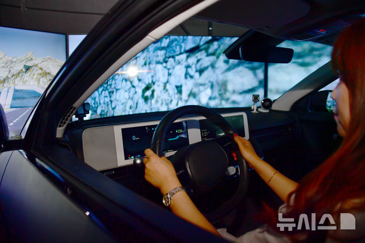 [광주=뉴시스] 11일 오후 광주 북구 오룡동 광주인공지능집적단지에 설치된 드라이빙 시뮬레이터에서 미래차 자율주행 등 인공지능(AI) 기반 차량 실증이 진행되고 있다. 2025.09.11. hgryu77@newsis.com