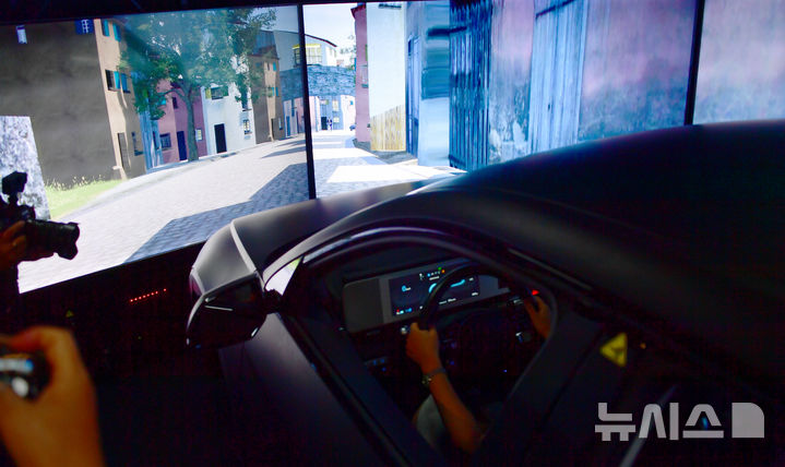 [광주=뉴시스] 류형근 기자 = 11일 오후 광주 북구 오룡동 광주인공지능집적단지에 설치된 드라이빙 시뮬레이터에서 미래차 자율주행 등 인공지능(AI) 기반 차량 실증이 진행되고 있다. 2025.09.11. hgryu77@newsis.com