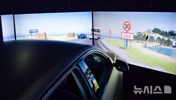 [광주=뉴시스] 류형근 기자 = 11일 오후 광주 북구 오룡동 광주인공지능집적단지에 설치된 드라이빙 시뮬레이터에서 미래차 자율주행 등 인공지능(AI) 기반 차량 실증이 진행되고 있다. 2025.09.11. hgryu77@newsis.com