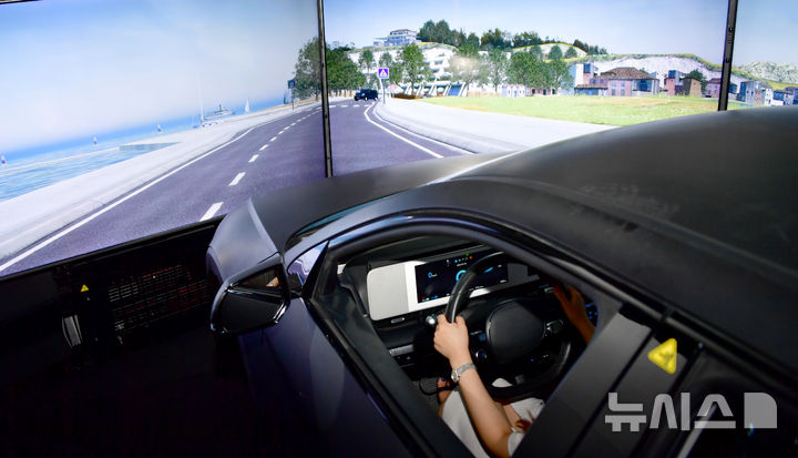 [광주=뉴시스] 류형근 기자 = 11일 오후 광주 북구 오룡동 광주인공지능집적단지에 설치된 드라이빙 시뮬레이터에서 미래차 자율주행 등 인공지능(AI) 기반 차량 실증이 진행되고 있다. 2025.09.11. hgryu77@newsis.com